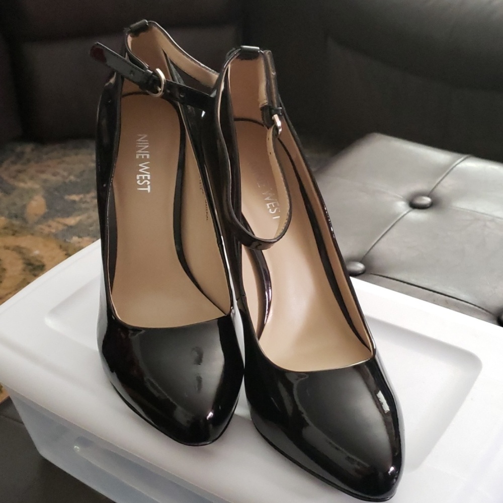Nine West Black ankle bracelet pump Size 8